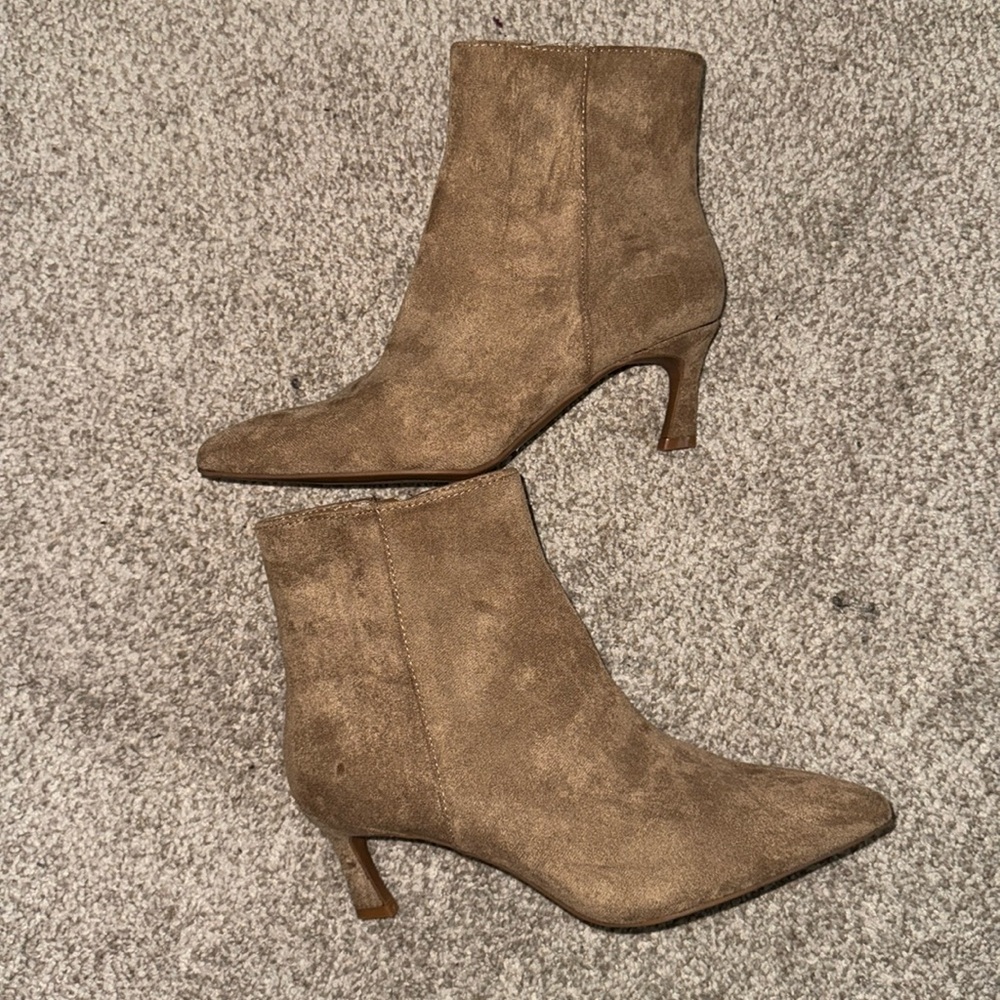Madden Girl Elegant Tan Ankle Boots NWOT/Broken Zipper